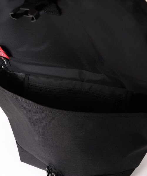 Manhattan Portage（マンハッタンポーテージ）の「NYLON MESSENGER BAG (SM) FLAPZIPPER POCKET SAUCY DOG（メッセンジャーバッグ・メンズ・ブラック・SMALL）」の15枚目の写真