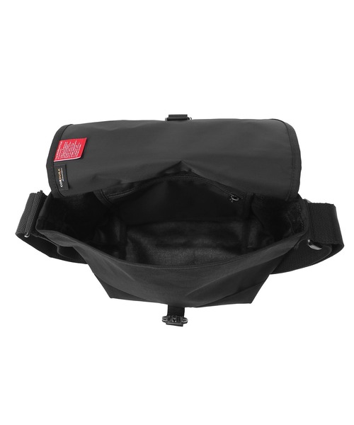 Manhattan Portage（マンハッタンポーテージ）の「NYLON MESSENGER BAG (SM) FLAPZIPPER POCKET SAUCY DOG（メッセンジャーバッグ・メンズ・ブラック・SMALL）」の6枚目の写真