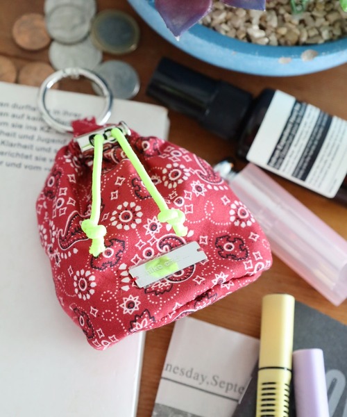 niko and...（ニコアンド）の「バンダナ巾着チャーム（チャーム・レディース・レッド/ブラック/ライトブルー・0）」の3枚目の写真