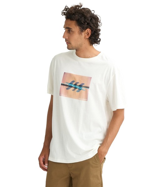 BILLABONG(ビラボン)の「BILLABONG メンズ 【BILLABONG GALLERY -REFRACTIONS-】SUBCONSCIOUS PREMIUM Tシャツ 【2026年春夏モデル】(Tシャツ/カットソー・メンズ・オフホワイト・X-LARGE/LARGE/MEDIUM)」の1枚目の写真