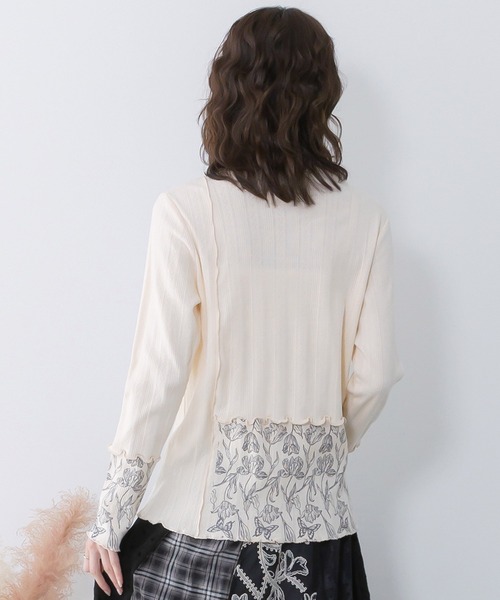 iS ScoLar（イズスカラー）の「561204：花蝶柄テレコ素材メロウ入りインナー（Tシャツ/カットソー・レディース・サックスブルー/ブラック/アイボリー・M）」の7枚目の写真