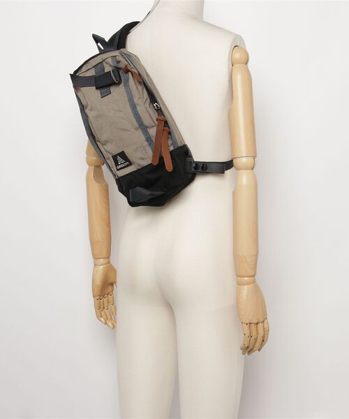 GREGORY（グレゴリー）の「スウィッチスリング SWITCH SLING サンドストーム（ボディバッグ/ウエストポーチ・メンズ・ベージュ系・ONE SIZE）」の5枚目の写真