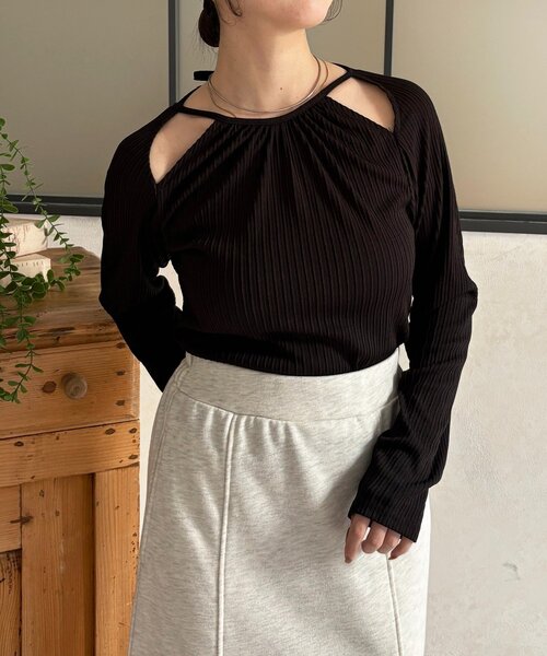 Thevon(ゼボン)の「変形ホルターネックリブプルオーバー(Tシャツ/カットソー・レディース・ベージュ/ブラック/オフホワイト・FREE)」の1枚目の写真