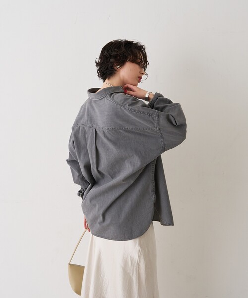 Rouge vif(ルージュヴィフ)の「【2026SS新作】【ロングセラー】NEWオーバーサイズデニムシャツ(シャツ/ブラウス・レディース・ダークネイビー/グレー・フリー)」の5枚目の写真