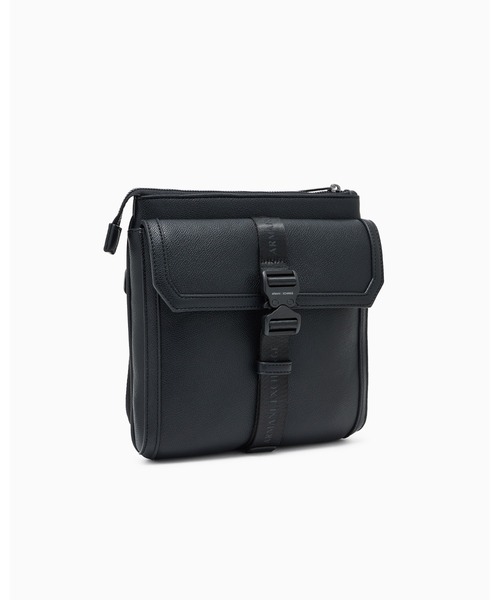 ARMANI EXCHANGE(アルマーニエクスチェンジ)の「【A|X アルマーニ エクスチェンジ】AXロゴ バックルディテール フラットショルダーバッグ(ショルダーバッグ・メンズ・ブラック・FREE)」の3枚目の写真