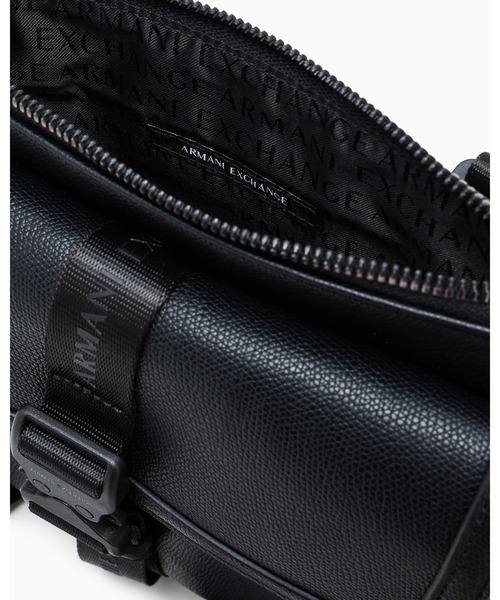 ARMANI EXCHANGE(アルマーニエクスチェンジ)の「【A|X アルマーニ エクスチェンジ】AXロゴ バックルディテール フラットショルダーバッグ(ショルダーバッグ・メンズ・ブラック・FREE)」の5枚目の写真