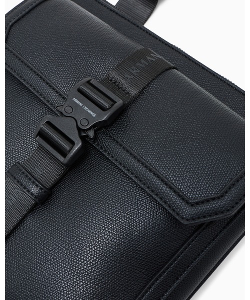 ARMANI EXCHANGE(アルマーニエクスチェンジ)の「【A|X アルマーニ エクスチェンジ】AXロゴ バックルディテール フラットショルダーバッグ(ショルダーバッグ・メンズ・ブラック・FREE)」の6枚目の写真