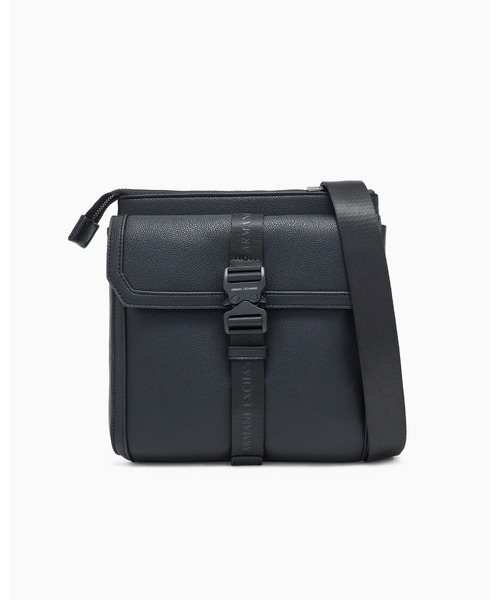 ARMANI EXCHANGE(アルマーニエクスチェンジ)の「【A|X アルマーニ エクスチェンジ】AXロゴ バックルディテール フラットショルダーバッグ(ショルダーバッグ・メンズ・ブラック・FREE)」の2枚目の写真