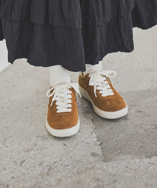 niko and...（ニコアンド）の「《抗菌消臭》フェイクスエード柔らかスニーカー（スニーカー・レディース・ライトグレー/キャメル・MEDIUM/LARGE）」の2枚目の写真