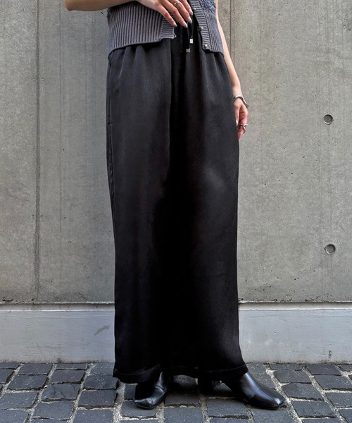 &g'aime（アンジェム）の「【&ｇ'aime 】サテンパンツ　Satin Pants（スラックス・レディース・ブラック/グレイッシュベージュ/グレー・FREE）」の4枚目の写真