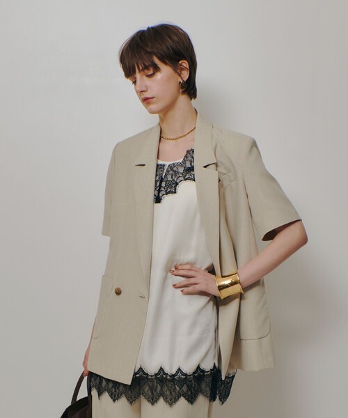 allureville(アルアバイル)の「ハーフスリーブジャケット(テーラードジャケット・レディース・キャメル/ベージュ・1/2)」の2枚目の写真