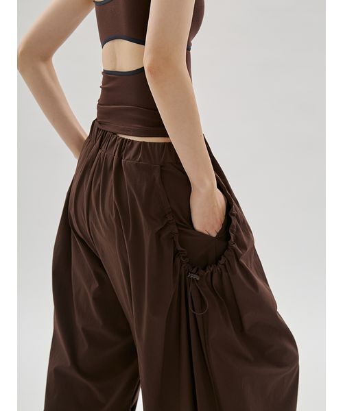 emmi（エミ）の「eco ボリュームパラシュートパンツ/撥水/UVカット/接触冷感（その他パンツ・レディース・ブラウン/オフホワイト/ブラック・1/0）」の22枚目の写真