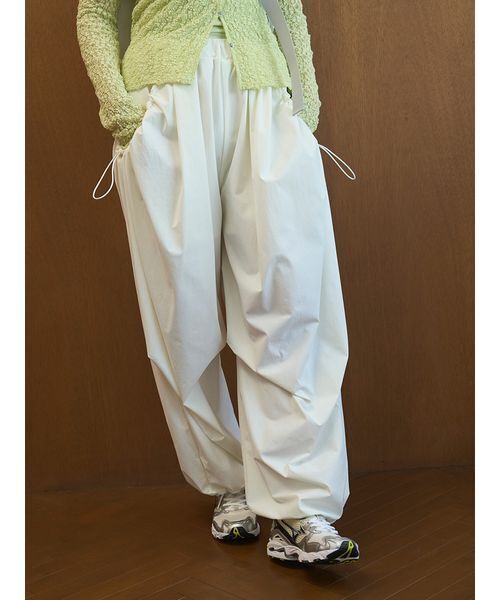 emmi（エミ）の「eco ボリュームパラシュートパンツ/撥水/UVカット/接触冷感（その他パンツ・レディース・ブラウン/オフホワイト/ブラック・1/0）」の10枚目の写真