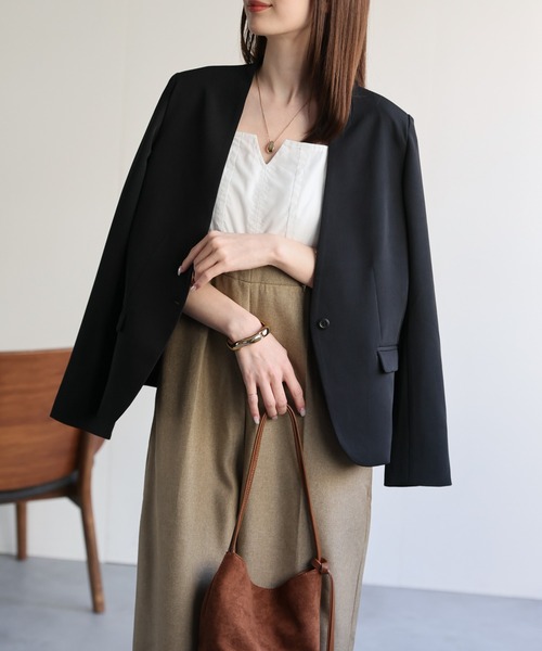 sakishimatokyo（サキシマトーキョー）の「【3サイズ展開】シングルブレスト ノーカラージャケット（ノーカラージャケット・レディース・ネイビー/ライトベージュ/ブラック・SMALL/LARGE/MEDIUM）」の2枚目の写真