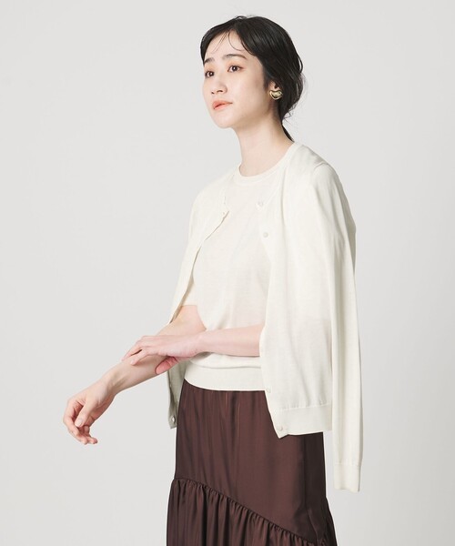 UNITED ARROWS(ユナイテッドアローズ)の「18G クルーネック ニットカーディガン ‐ウォッシャブル‐(カーディガン/ボレロ・レディース・オフホワイト/ネイビー/ベージュ/ライトブルー/ブラック・FREE)」の2枚目の写真