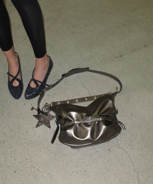 YEOMIMの「slouchy bag (metal)(ショルダーバッグ・レディース・その他・FREE)」の4枚目の写真