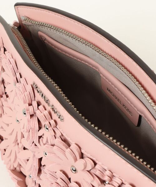 MICHAEL KORS（マイケルコース）の「ATHENA フローラル アップリケ コンバーチブル クラッチ（クラッチバッグ・レディース・ピンク系・FREE）」の4枚目の写真