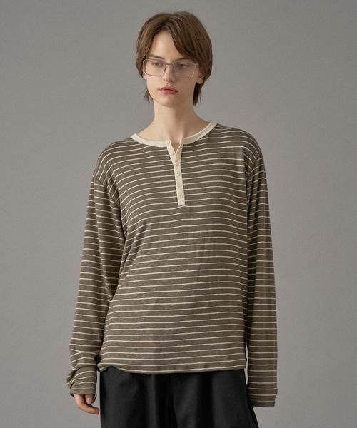 ONCILY(オンシェリー)の「HENLEY NECK BORDER KNIT TEE / ヘンリーネックボーダーニットT(Tシャツ/カットソー・メンズ・オリーブ/ブラック系その他/ネイビー系・MEDIUM/SMALL/LARGE)」の2枚目の写真