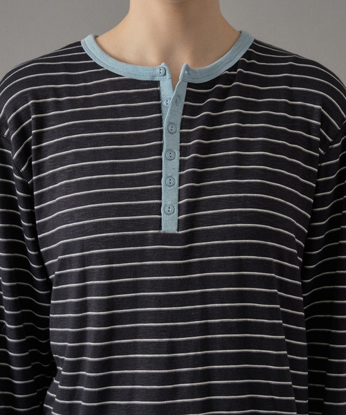 ONCILY(オンシェリー)の「HENLEY NECK BORDER KNIT TEE / ヘンリーネックボーダーニットT(Tシャツ/カットソー・メンズ・オリーブ/ブラック系その他/ネイビー系・MEDIUM/SMALL/LARGE)」の19枚目の写真