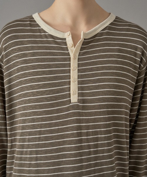 ONCILY(オンシェリー)の「HENLEY NECK BORDER KNIT TEE / ヘンリーネックボーダーニットT(Tシャツ/カットソー・メンズ・オリーブ/ブラック系その他/ネイビー系・MEDIUM/SMALL/LARGE)」の10枚目の写真