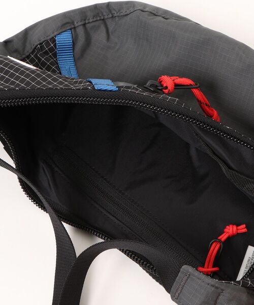TOPO DESIGNS(トポデザインズ)の「500mlペットボトル収納可能【TOPO DESIGNS】MOONLIGHT CROSSBODY BAG(ショルダーバッグ・レディース・ブラック系その他/ブラック/パープル系/ブラック系・ONE SIZE)」の9枚目の写真