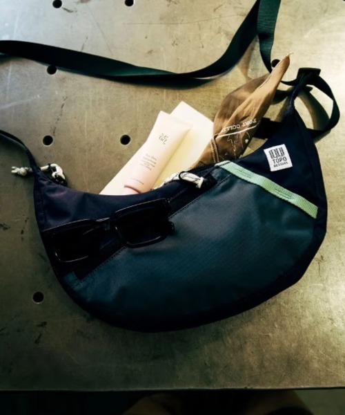 TOPO DESIGNS(トポデザインズ)の「500mlペットボトル収納可能【TOPO DESIGNS】MOONLIGHT CROSSBODY BAG(ショルダーバッグ・レディース・ブラック系その他/ブラック・ONE SIZE)」の12枚目の写真