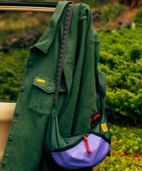 TOPO DESIGNS(トポデザインズ)の「500mlペットボトル収納可能【TOPO DESIGNS】MOONLIGHT CROSSBODY BAG(ショルダーバッグ・レディース・ブラック系その他/ブラック/パープル系/ブラック系・ONE SIZE)」の19枚目の写真