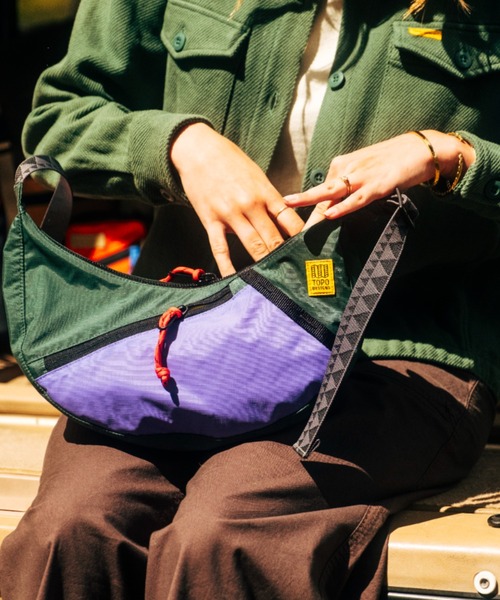 TOPO DESIGNS(トポデザインズ)の「500mlペットボトル収納可能【TOPO DESIGNS】MOONLIGHT CROSSBODY BAG(ショルダーバッグ・レディース・ブラック系その他/ブラック/パープル系/ブラック系・ONE SIZE)」の22枚目の写真