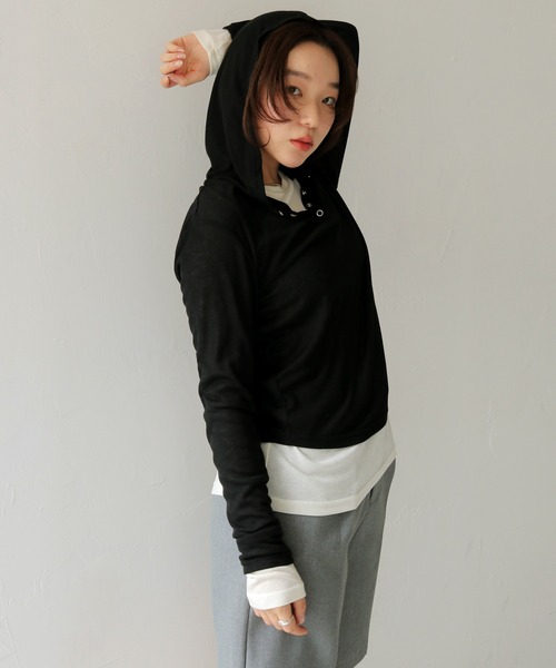 cheriella（シェリエラ）の「【cheriella】シアーフードヘンリーネックトップス　SHEER HOOD HENLEY TOP（Tシャツ/カットソー・レディース・ブラック/グレー/ホワイト・FREE）」の4枚目の写真