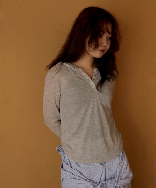 cheriella（シェリエラ）の「【cheriella】シアーフードヘンリーネックトップス　SHEER HOOD HENLEY TOP（Tシャツ/カットソー・レディース・ブラック/グレー/ホワイト・FREE）」の8枚目の写真