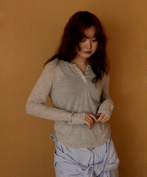 cheriella（シェリエラ）の「【cheriella】シアーフードヘンリーネックトップス　SHEER HOOD HENLEY TOP（Tシャツ/カットソー・レディース・ブラック/グレー/ホワイト・FREE）」の11枚目の写真