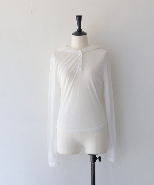 cheriella（シェリエラ）の「【cheriella】シアーフードヘンリーネックトップス　SHEER HOOD HENLEY TOP（Tシャツ/カットソー・レディース・ブラック/グレー/ホワイト・FREE）」の21枚目の写真