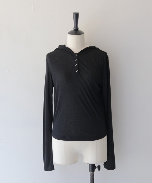 cheriella(シェリエラ)の「【cheriella】シアーフードヘンリーネックトップス SHEER HOOD HENLEY TOP(Tシャツ/カットソー・レディース・ブラック/グレー/ホワイト・FREE)」の17枚目の写真