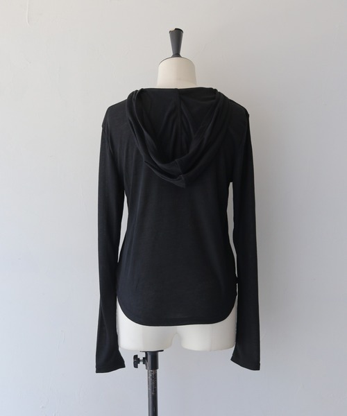 cheriella(シェリエラ)の「【cheriella】シアーフードヘンリーネックトップス SHEER HOOD HENLEY TOP(Tシャツ/カットソー・レディース・ブラック/グレー/ホワイト・FREE)」の19枚目の写真