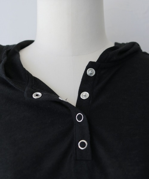 cheriella(シェリエラ)の「【cheriella】シアーフードヘンリーネックトップス SHEER HOOD HENLEY TOP(Tシャツ/カットソー・レディース・ブラック/グレー/ホワイト・FREE)」の21枚目の写真