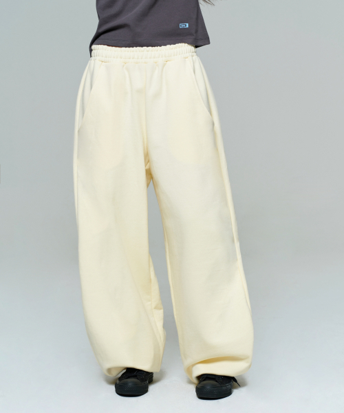 ERA(エラ)の「UNISEX ERA WIDE JOGGER SWEATPANTS - LEMON CREAM(スウェットパンツ・レディース・クリーム・LARGE/MEDIUM/SMALL)」の10枚目の写真