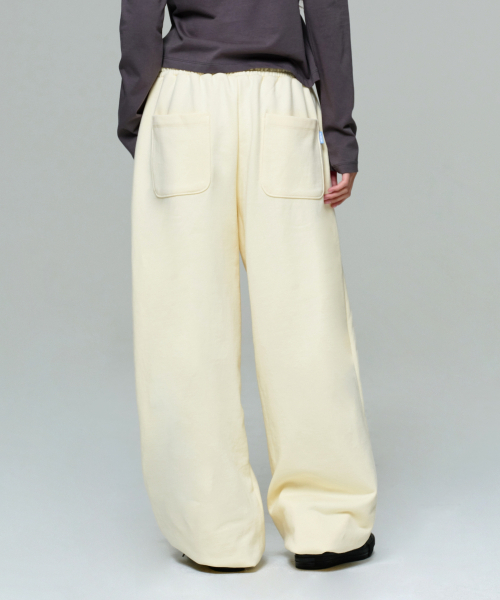 ERA(エラ)の「UNISEX ERA WIDE JOGGER SWEATPANTS - LEMON CREAM(スウェットパンツ・レディース・クリーム・LARGE/MEDIUM/SMALL)」の9枚目の写真