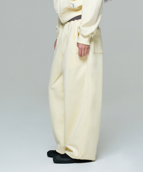 ERA(エラ)の「UNISEX ERA WIDE JOGGER SWEATPANTS - LEMON CREAM(スウェットパンツ・レディース・クリーム・LARGE/MEDIUM/SMALL)」の4枚目の写真
