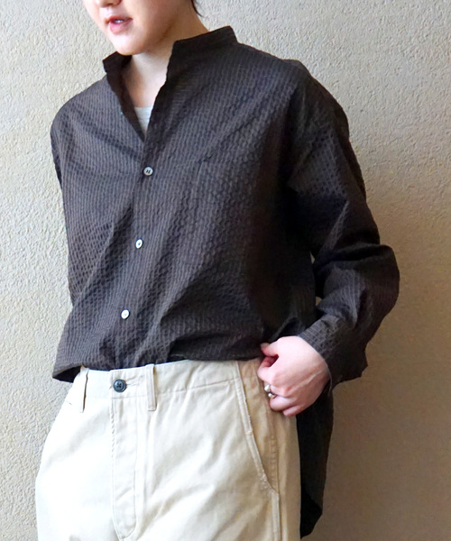 JOURNAL STANDARD LUXE(ジャーナルスタンダード ラックス)の「サッカー スタンドカラーシャツ(シャツ/ブラウス・レディース・アイボリー/ブラウン/ネイビー・FREE)」の2枚目の写真