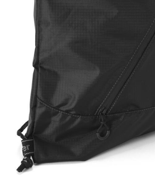 and wander（アンドワンダー）の「and wander/アンドワンダー　crispy rip drawstrung bag　ナップサック（バックパック/リュック・メンズ・ブラック・F）」の6枚目の写真
