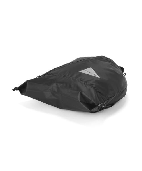 and wander（アンドワンダー）の「and wander/アンドワンダー　crispy rip drawstrung bag　ナップサック（バックパック/リュック・メンズ・ブラック・F）」の8枚目の写真