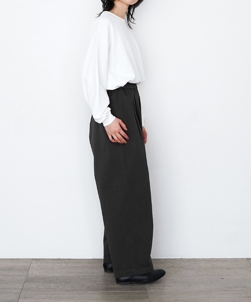 オローネ(オローネ)の「バルーンワイドパンツ(その他パンツ・レディース・ベージュ/チャコール・FREE)」の4枚目の写真