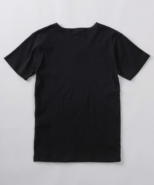 SlashDate(スラッシュデイト)の「【82】ワンポイント刺繍 テレコリブ VネックTシャツ/ユニセックス/レディース/メンズ(Tシャツ/カットソー・メンズ・ホワイト/ブラック・L/M/S)」の4枚目の写真