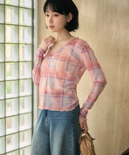 LAULEN（ローレン）の「gradation check sheer tops /グラデーションチェックシアーVネックトップス（Tシャツ/カットソー・レディース・ピンク/ブルー・FREE）」の2枚目の写真