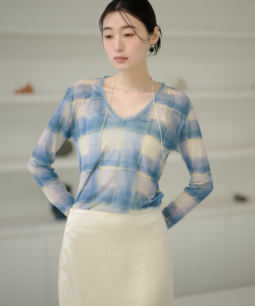 LAULEN（ローレン）の「gradation check sheer tops /グラデーションチェックシアーVネックトップス（Tシャツ/カットソー・レディース・ピンク/ブルー・FREE）」の3枚目の写真