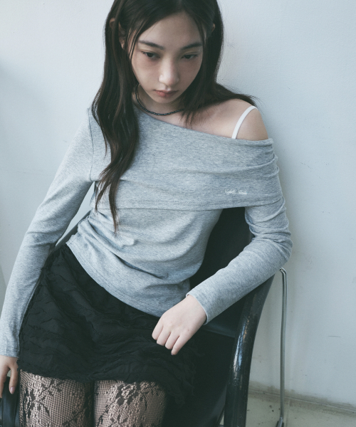 NICK&NICOLE(ニックアンドニコール)の「ASYMMETRIC OFF SHOULDER TOP_GRAY(Tシャツ/カットソー・レディース・その他・FREE)」の1枚目の写真