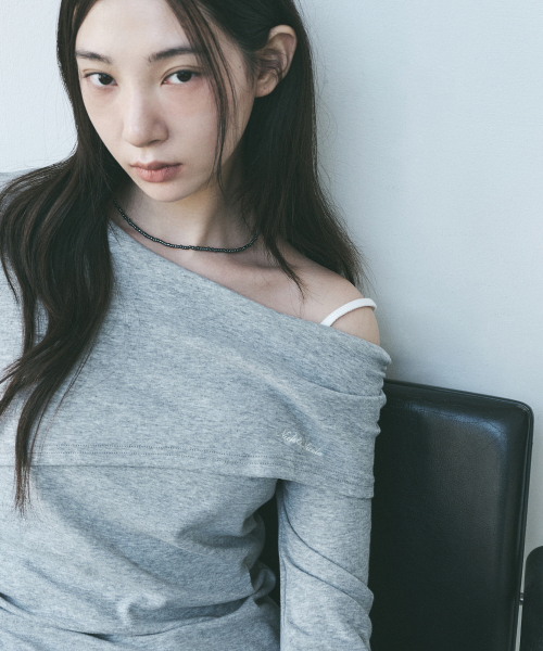 NICK&NICOLE(ニックアンドニコール)の「ASYMMETRIC OFF SHOULDER TOP_GRAY(Tシャツ/カットソー・レディース・その他・FREE)」の2枚目の写真