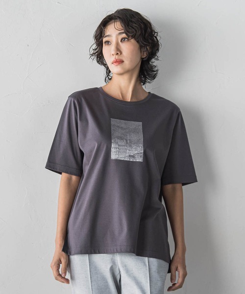 la.f…(ラエフ)の「刺繍Tシャツ(Tシャツ/カットソー・レディース・ホワイト/チャコールグレー・9号/11号)」の2枚目の写真