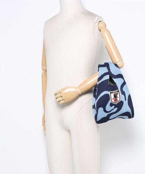 JFA STORE(ジェイエフエーストア)の「【JFA STORE】 ニットバッグ SAMURAI BLUE 波紋総柄ジャカード JFAエンブレムワッペン(エコバッグ/サブバッグ・レディース・ネイビー/ピンク・FREE)」の4枚目の写真