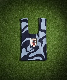 JFA STORE（ジェイエフエーストア）の「【JFA STORE】 ニットバッグ SAMURAI BLUE 波紋総柄ジャカード JFAエンブレムワッペン（エコバッグ/サブバッグ）」